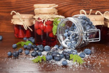 Ahşap bir masa üzerine dökülmüş şeker çilek