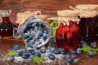 Tatlı yaban mersini ve ahududu kavanoz kış için