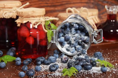 çilek berry j ile ahşap bir masa üzerinde şekerli etrafında mayınları