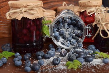 çilek şeker ile ahşap bir masa üzerinde dağınık.