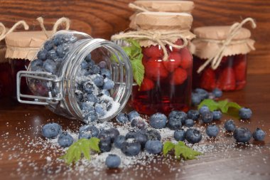 ahşap bir masa üzerinde dağınık çilek