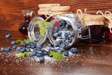 ahşap bir masa üzerinde dağınık çilek