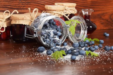 Soğuk bir kış üzerinde bir kavanoza yaban mersini