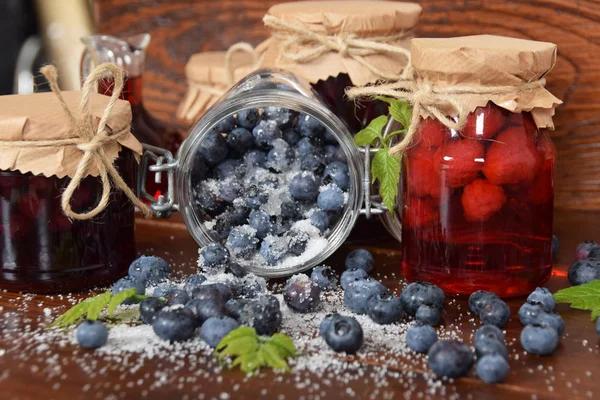 Verschüttete Zuckerbeeren auf einem Holztisch — Stockfoto