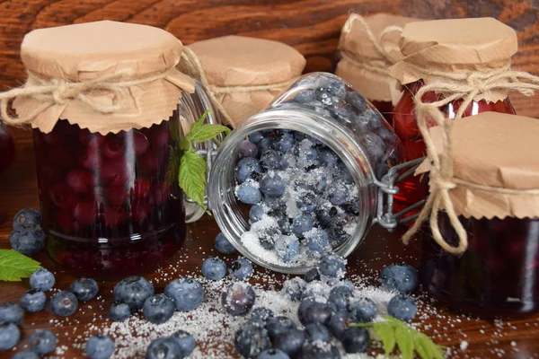 çilek şeker ile ahşap bir masa üzerinde dağınık.