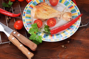 Peperoni domates ile renkli bir tabağa ızgara tavuk