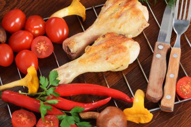  Peperoni tomatoeswith ile renkli bir tabağa ızgara tavuk 