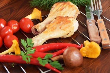  Peperoni tomatoeswith ile renkli bir tabağa ızgara tavuk 