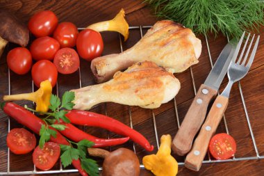  Peperoni tomatoeswith ile renkli bir tabağa ızgara tavuk 