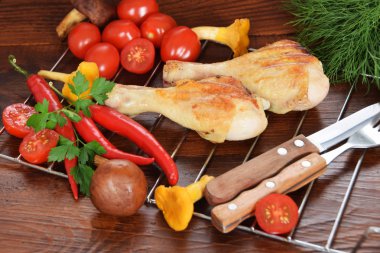  Peperoni tomatoeswith ile renkli bir tabağa ızgara tavuk 