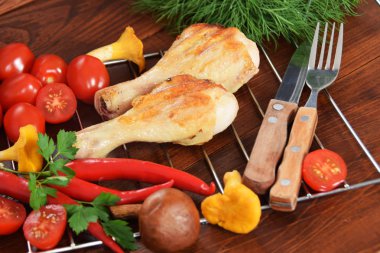  Peperoni tomatoeswith ile renkli bir tabağa ızgara tavuk 