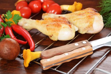  Peperoni tomatoeswith ile renkli bir tabağa ızgara tavuk 