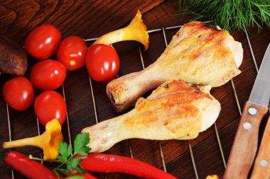  Peperoni tomatoeswith ile renkli bir tabağa ızgara tavuk 