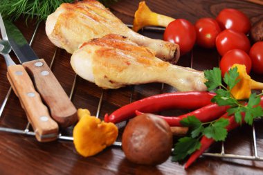  Peperoni tomatoeswith ile renkli bir tabağa ızgara tavuk 