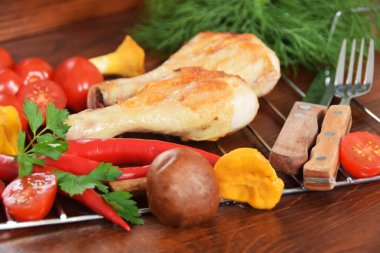  Peperoni tomatoeswith ile renkli bir tabağa ızgara tavuk 