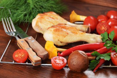  Peperoni tomatoeswith ile renkli bir tabağa ızgara tavuk 