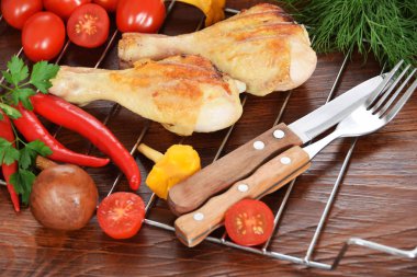 Peperoni domates ile renkli bir tabağa ızgara tavuk 