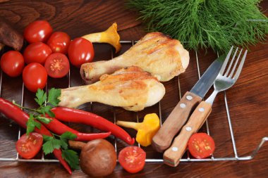  Peperoni tomatoeswith ile renkli bir tabağa ızgara tavuk 