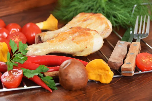  Peperoni tomatoeswith ile renkli bir tabağa ızgara tavuk 