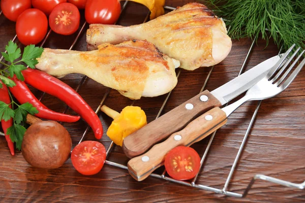 Peperoni domates ile renkli bir tabağa ızgara tavuk 