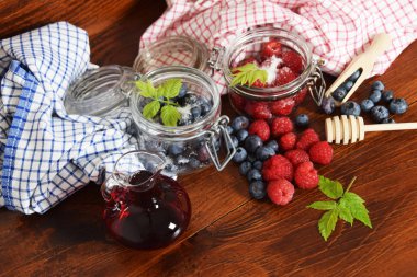 yaban mersini ve ahududu kavanoz kış çayı için