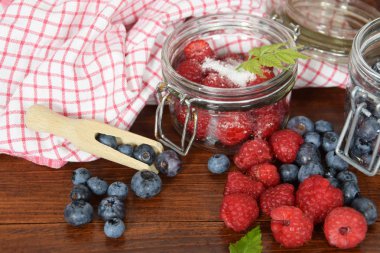 yaban mersini ve ahududu kavanoz kış çayı için