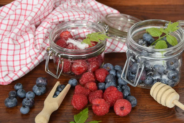 yaban mersini ve ahududu kavanoz kış çayı için