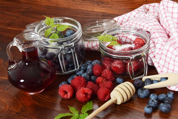 蓝莓和覆盆子放在罐子里冬天喝茶 — 图库照片