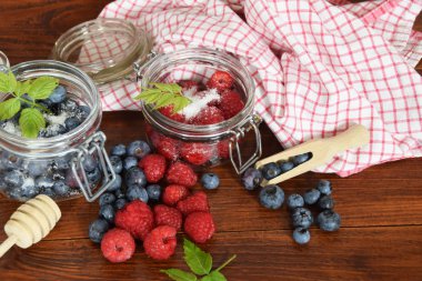 yaban mersini ve ahududu kavanoz kış çayı için