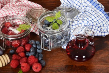 yaban mersini ve ahududu kavanoz kış çayı için