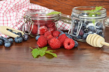 yaban mersini ve ahududu kavanoz kış çayı için