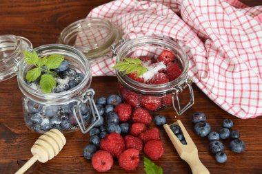 yaban mersini ve ahududu kavanoz kış çayı için