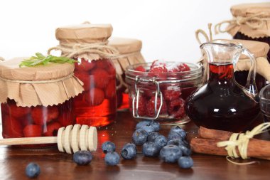 Ahududu ve şeker ile meyve suyu