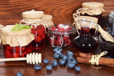 Ahududu ve şeker ile meyve suyu