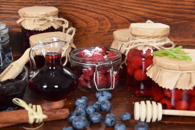 Ahududu ve şeker ile meyve suyu