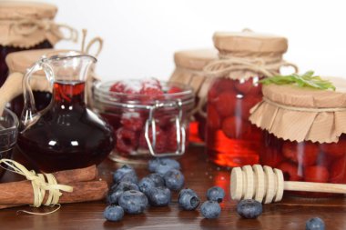 Ahududu ve şeker ile meyve suyu