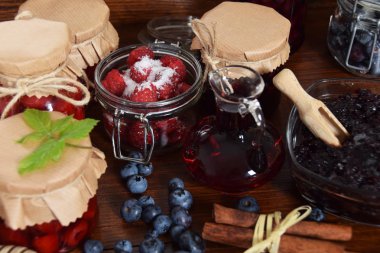 Ahududu ve şeker ile meyve suyu