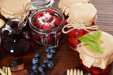 Ahududu ve şeker ile meyve suyu