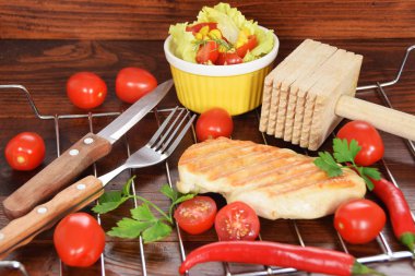 Peperoni domates ile renkli bir tabağa ızgara tavuk