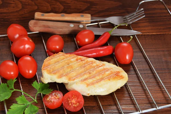 Frango grelhado em uma placa colorida com tomate peperoni — Fotografia de Stock