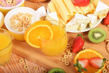 Sağlıklı bir kahvaltı için portakal suyu bir bardak