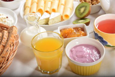 Sağlıklı bir kahvaltı için portakal suyu bir bardak