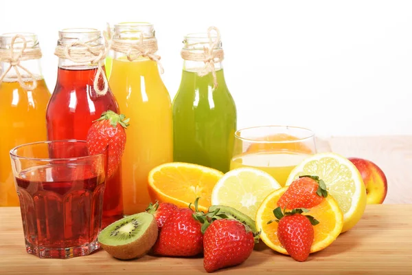 Un vaso de jugo de fresa para un desayuno saludable — Foto de Stock