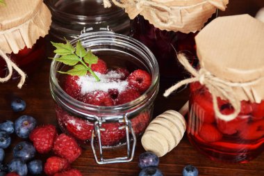 yaban mersini ve ahududu kavanoz kış çayı için