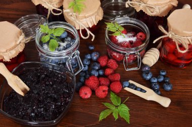 yaban mersini ve ahududu kavanoz kış çayı için