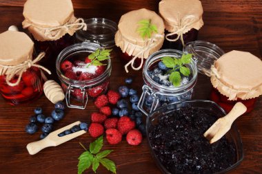 Tatlı yaban mersini ve ahududu kavanoz kış için