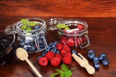 yaban mersini ve ahududu kavanoz kış çayı için