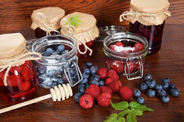 yaban mersini ve ahududu kavanoz kış çayı için