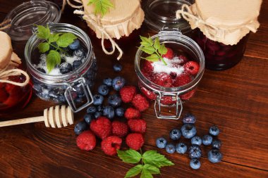 yaban mersini ve ahududu kavanoz kış çayı için