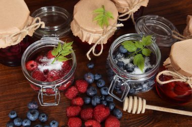 yaban mersini ve ahududu kavanoz kış çayı için